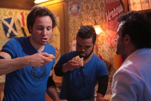 Vianney et Anouar Toubali semblent apprécier le plat de Willy ... Ou pas !