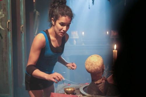 Sabrina Ouazani dans le Manoir
