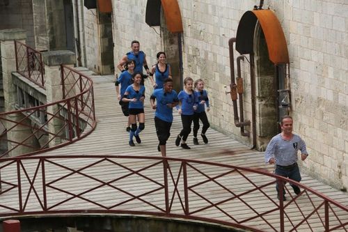 L'équipe sur la passerelle se dirigeant vers la première épreuve