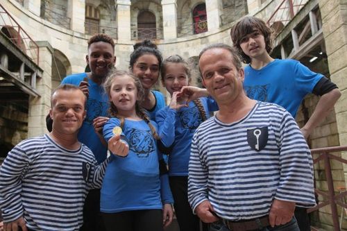 Les Kids United entourés de Passe-Muraille et Passe-Partout