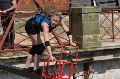 Julie Taton dans l'aventure de la Chaise instable