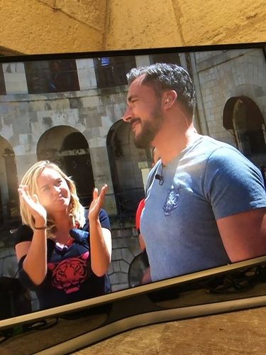 Belle émotion auj sur #fortboyard Les 120 personnes qui y bossent ont fêté les 15ans de FB de @olivierminne ! Sous les yeux @EnoraMofficiel