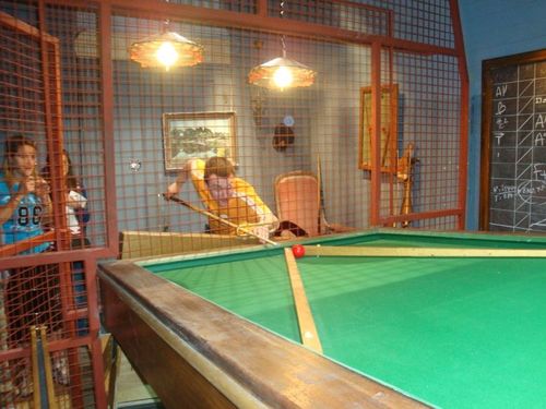 Charles essayant l'épreuve du Billard