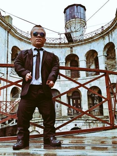 Cette année, le Père Fouras a décidé de renforcer la sécurité #fortboyard #bodyguard #etatdurgence