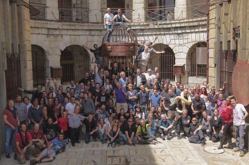 C'est le jour 10...
140 personnes,30 corps de métier,des passionnés,des sourires,de l'amitié.Je suis fier d'être avec eux.
Merci #FortBoyard