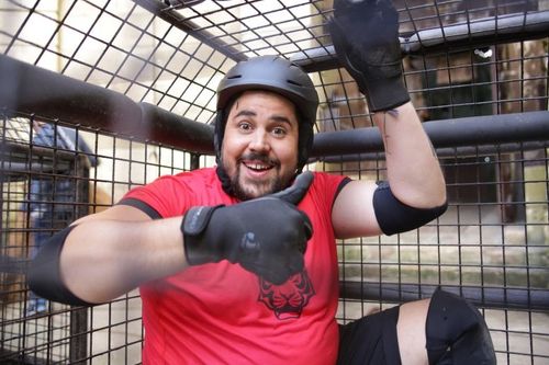 Artus dans une des Deux cages