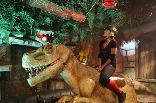 Vitaa tente de dompter le Rodéo-Dino