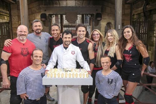 L'équipe de Philippe Etchebest autour d'un gâteau ... Pour les 15 ans d'animation d'Olivier Minne ?