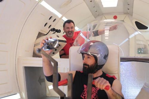 Frédéric Lopez et Michael Jeremiasz dans le vaisseau Spatial