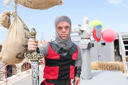 Le chevalier Passe-Muraille dans l'épreuve de la course en armure.