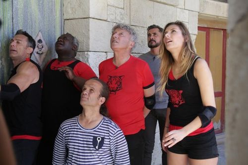 L'équipe de Gérard Vivès devant la cellule de la lutte dans la boue.