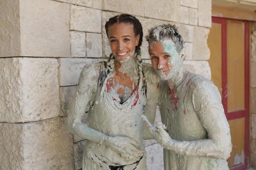 Cyril Féraud et Jade Lagardère sortant de la cellule de la double lutte.
