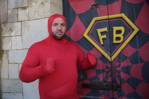 Mokhtar est prêt à défier la glue de l'épreuve de l'araignée.