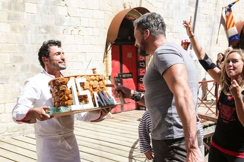 Un gâteau surprise pour les 15 saisons d'Olivier Minne.