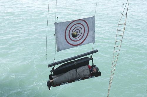 Laurent Kerusoré installé sous la cible du Déroulé-boulet.