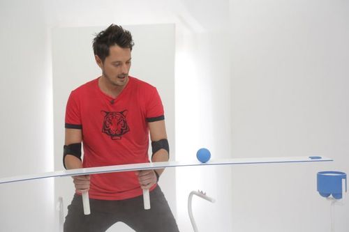 Vincent Cerutti réalisant le défi de la planche