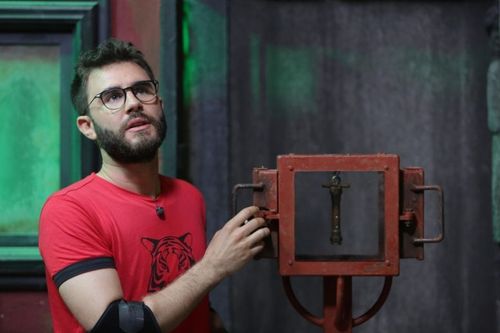 Cyprien attend le code du train fantôme