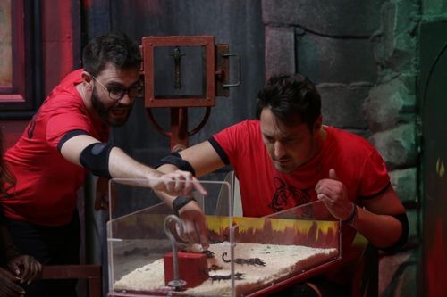 Cyprien apporte son aide à Vincent Cerutti dans le Train Fantôme