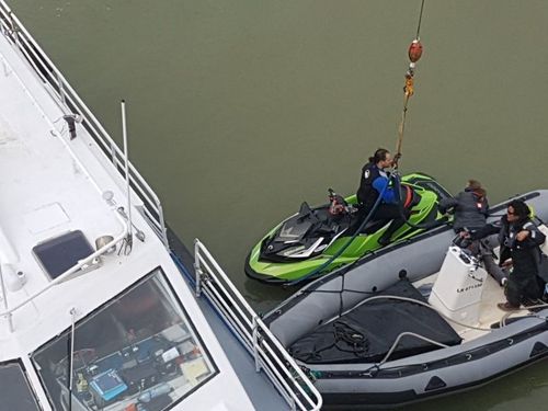 Transbordement des jetskis.
