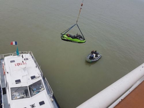 Transbordement des jetskis.