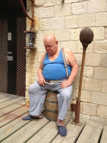 Petite sieste pour La Boule... Y en a qui se tue à la tâche...