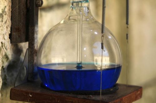 Une clepsydre bleue