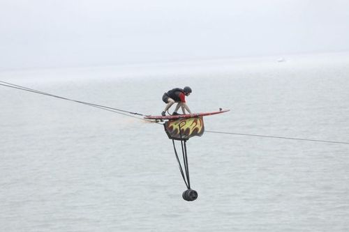 Hugo Clément sur le Surf