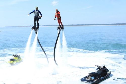 Vincent Lagaf (Mégagaf) et son fils Robin Rouil sur leurs flyboard