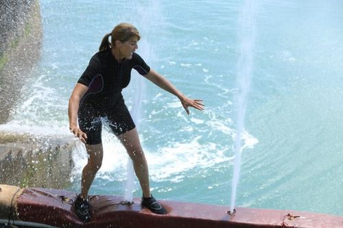Nathalie Simon sur la poutre jets d'eau