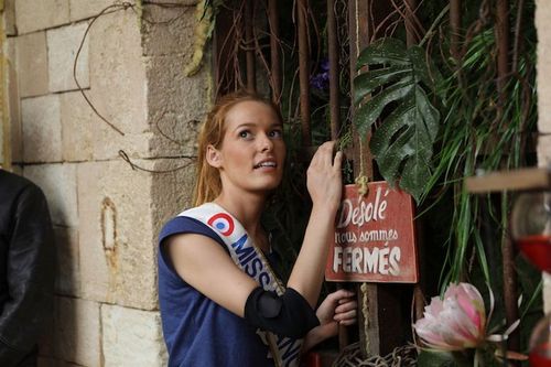 Maeva Coucke devant la porte du Croco-World