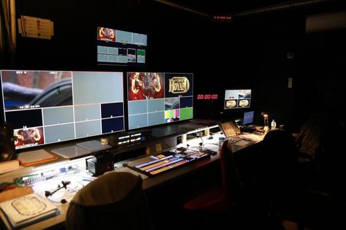 La régie vidéo : le poste de pilotage de l'émission (cellule 015).