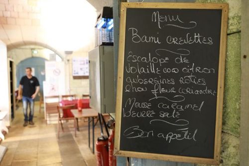 Menu du jour pour les équipes de tournages. Les salles de restaurant sont dans les cellule 123 et 124.