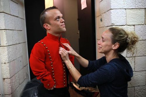 Mélaine De la Pinta ajuste le costume de Passe-Muraille