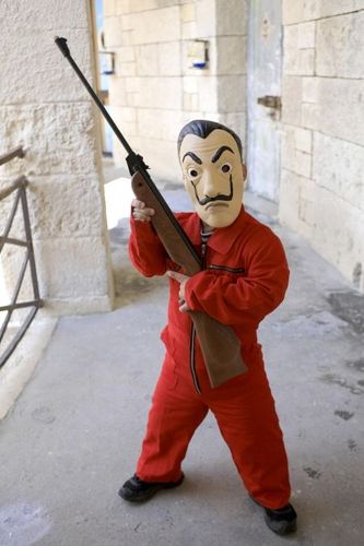 Passe Muraille prêt pour un braquage façon "Casa de Papel"