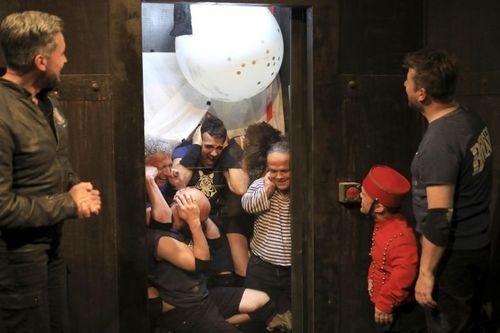 L'équipe 8 dans l'ascenseur