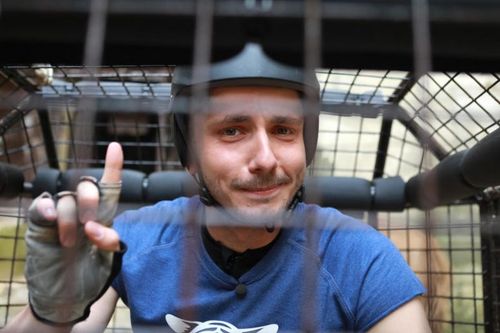 Guillaume Pley dans les Deux Cages.