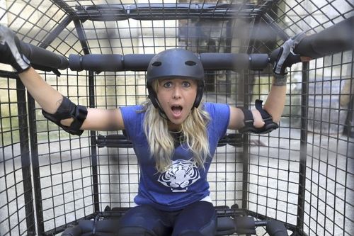 Enora Malagré dans l'une des deux Cages.