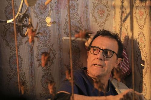 Thierry Beccaro dans la maison de poupées