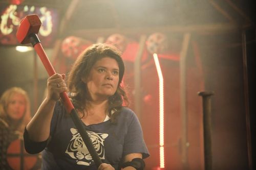 Raquel Garrido dans le duel des clous géants.