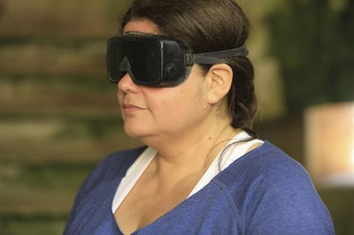 Raquel Garrido portant les lunettes de la Tête Chercheuse.