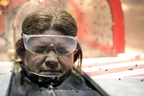 Raquel Garrido sortant de la Tête Chercheuse.