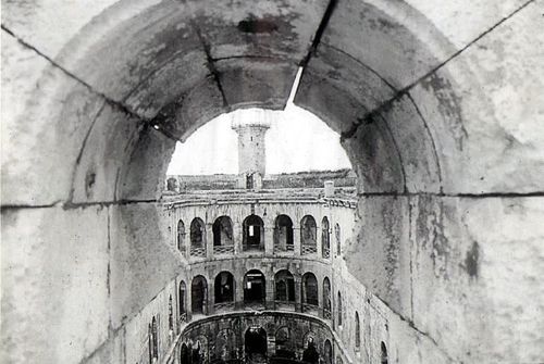 La cour intérieure vue depuis l'ancienne horloge de la terrasse