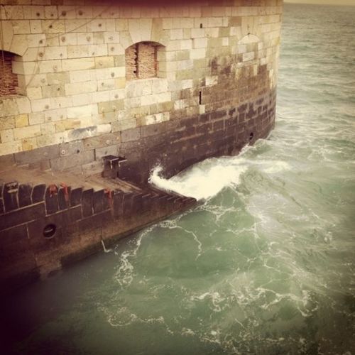 Début des tournages de ce jeudi. Mer démontée.
