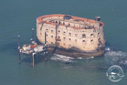 Survol du Fort Boyard en 2019 pendant la préparation.