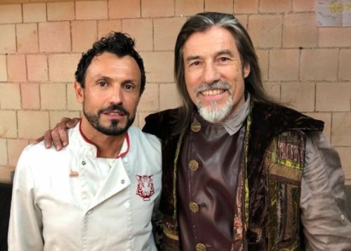 Serge AVRIL participe à sa 20ème saison de Fort Boyard ????
À l'occasion des 30 ans de l'émission, Serge Avril participera à sa 20ème saison dans Fort Boyard cet été avec son célèbre jeu du bonneteau.
Découvrez en exclu les images de Serge à Fort Boyard avec Passe Muraille, Passe Partout , Willy Rovelli , Olivier Minne !!!
N'hésitez pas à Aimer, Commenter et Partager cette nouvelle sur vos réseaux sociaux !!!