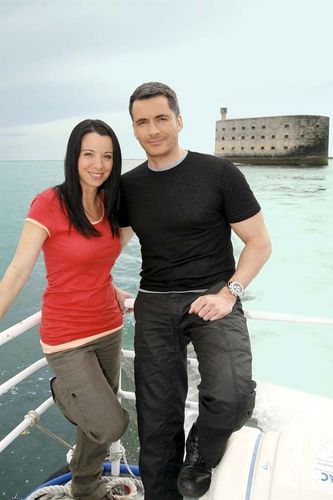 Anne-Gaëlle Riccio et Olivier Minne sur le bateau qui les emmène au fort.