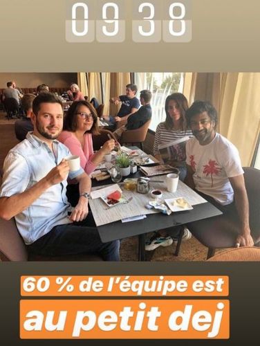 La capitaine est rassurée : @perefouras on arrive ! 
[oui ???? rencontrer un amour platonique  de 30 ans nécessite des huîtres au petit dej...]