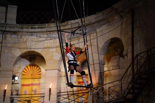 Elodie Gossuin sur le trapèze de la cloche