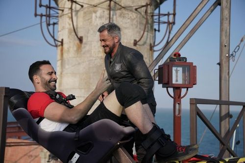 Adil Rami installé sur la Catapulte Infernale