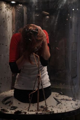 Maeva Coucke dans la Cabine Abandonnée